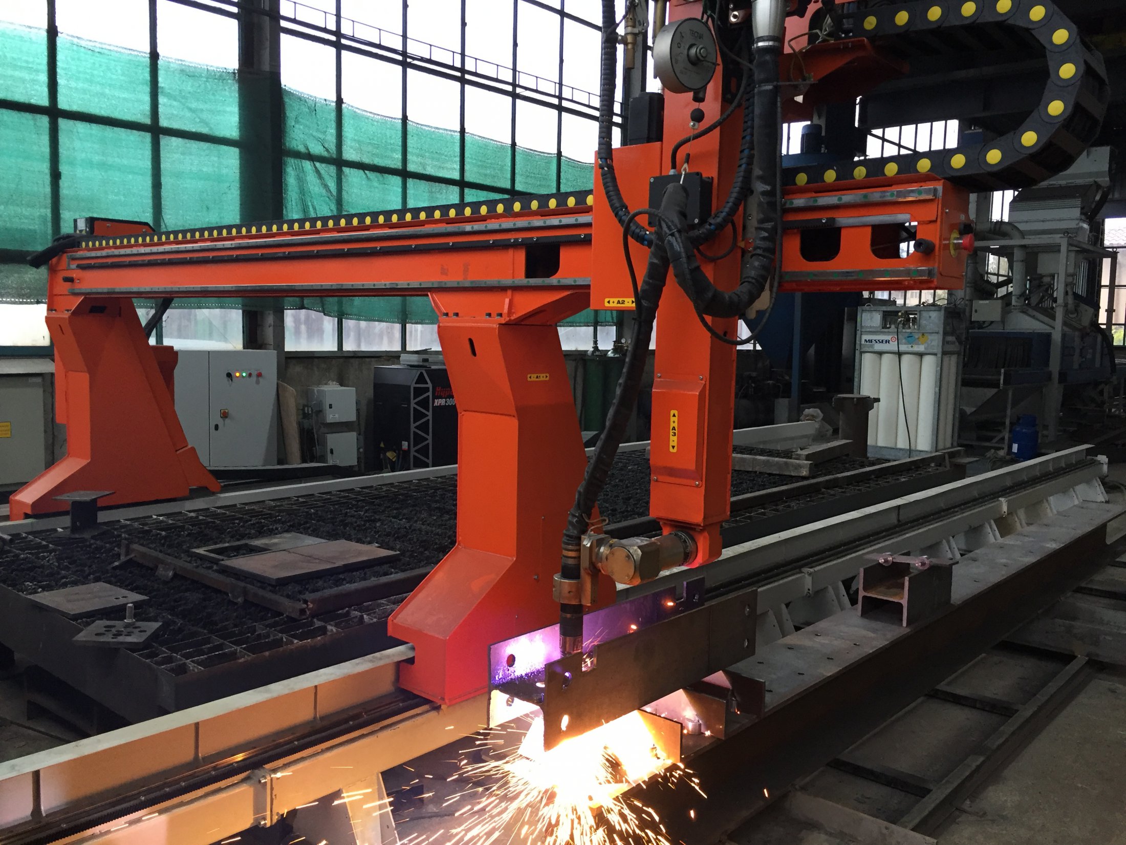 Gantry system for metal sheet and profile cutting